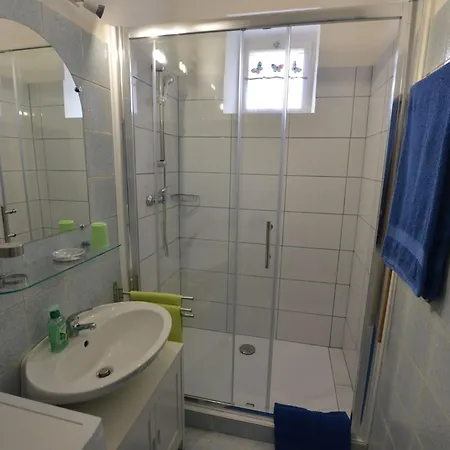 度假居 Charming Haven - One Bedroom 罗维尼